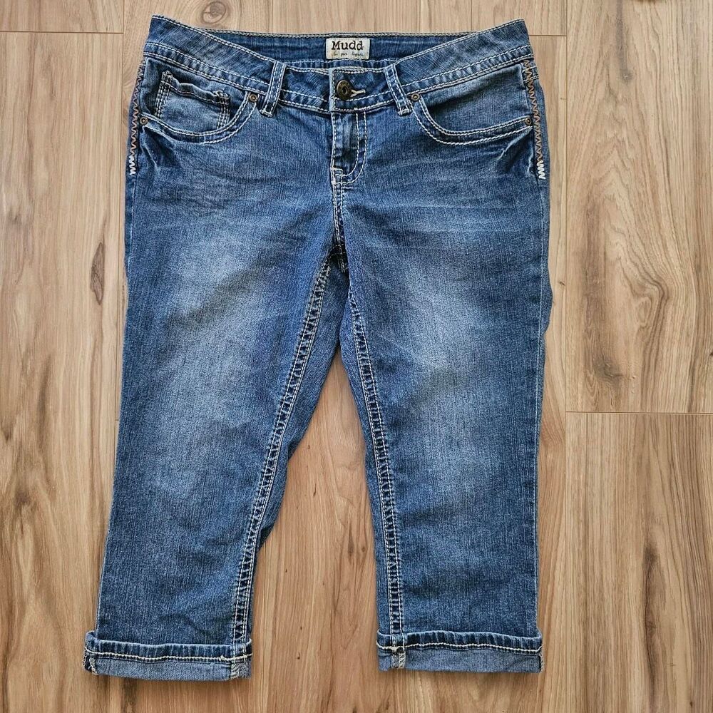 Y2K Mudd low rise jean capris with buttoned back pockets. Size 9J